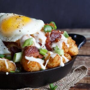 bacon, egg, and cheese breakfast totchos (tater tot nachos)