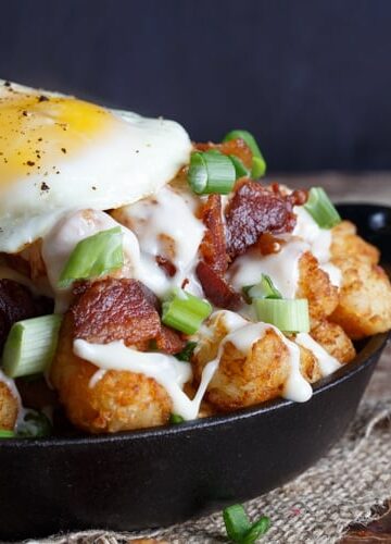 bacon, egg, and cheese breakfast totchos (tater tot nachos)