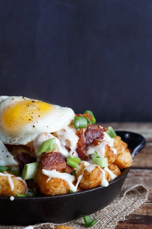 bacon, egg, and cheese breakfast totchos (tater tot nachos)