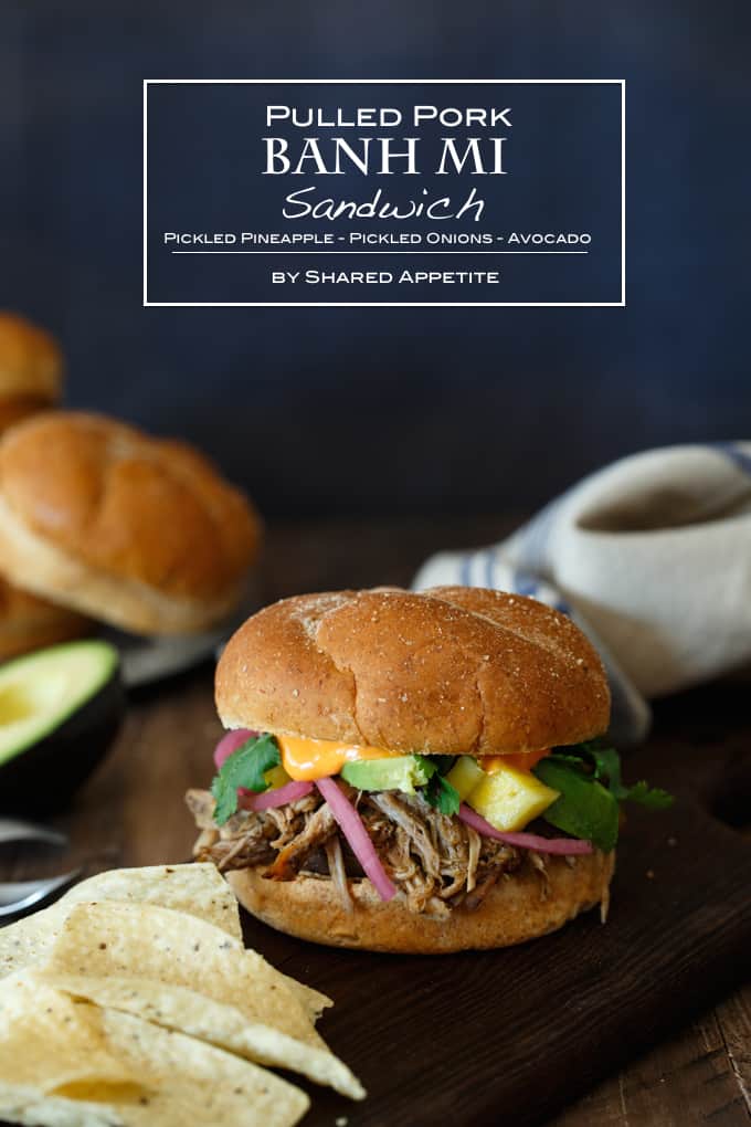 pulled pork Banh Mi smörgås med syltad ananas, syltad lök och avokado | sharedappetite.com