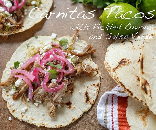 tacos de carnitas con cebolla en escabeche