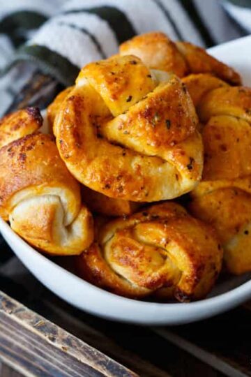 Quick and Easy Buffalo Garlic Knots 18 Quick and Easy Buffalo Garlic Knots | sharedappetite.com