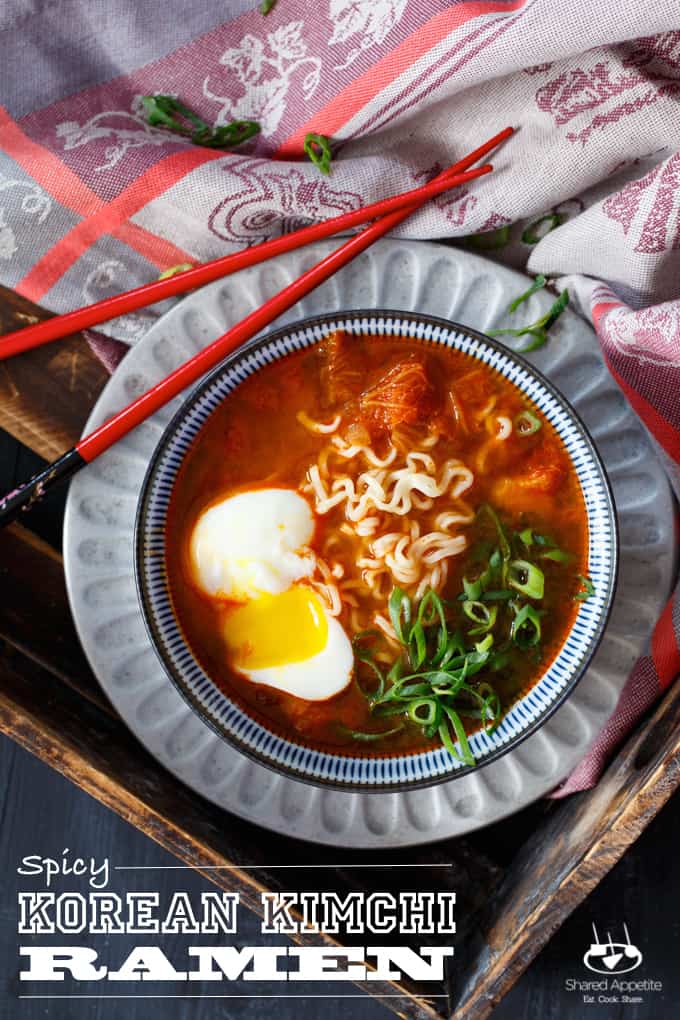  Ramen Kimchi coreano piccante con pancia di maiale, scalogno e uovo in camicia | sharedappetite.com