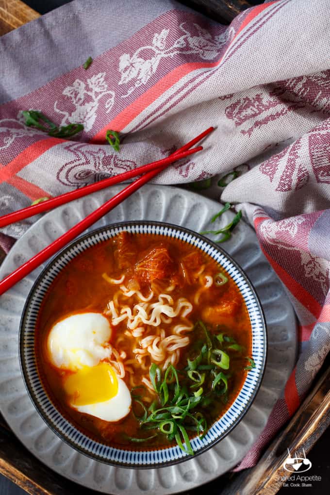 fűszeres koreai Kimchi Ramen Sertéshas, mogyoróhagyma és buggyantott tojás / sharedappetite.com