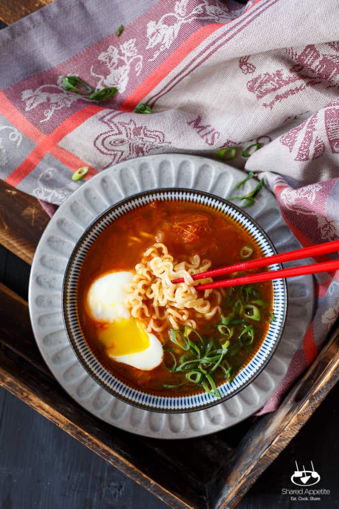 kryddig Koreansk Kimchi Ramen med Fläskmage, Scallion och pocherat ägg | sharedapetite.com