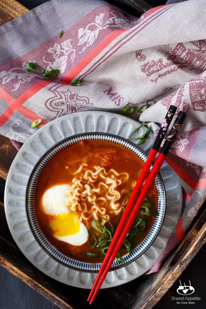 kryddig Koreansk Kimchi Ramen med Fläskmage, Scallion och pocherat ägg | sharedappetite.com