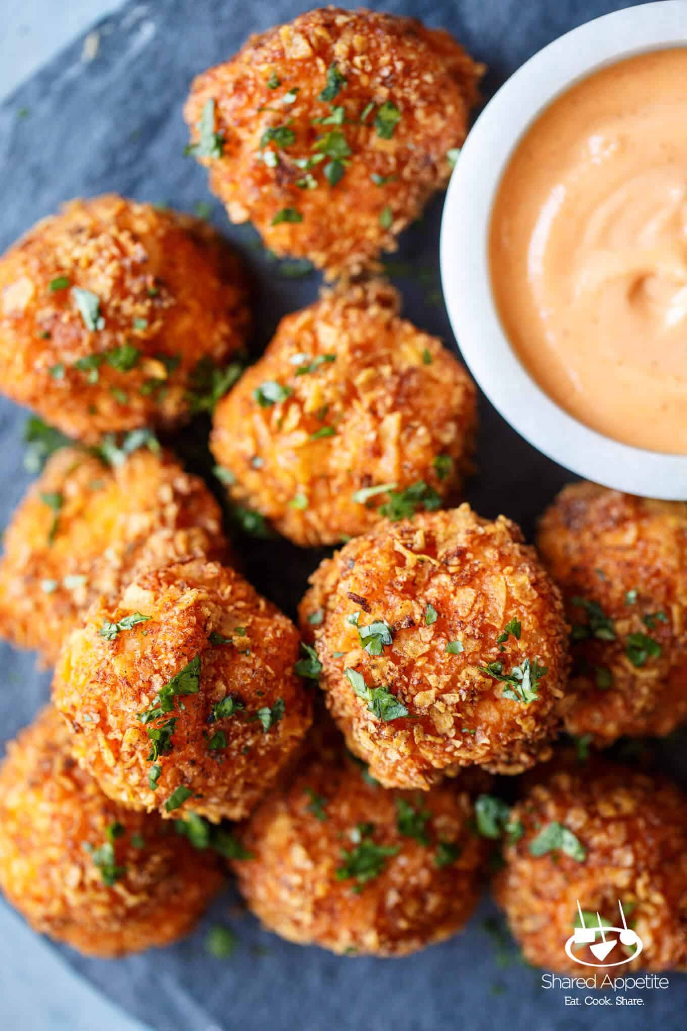 Boules de macaronis au fromage Doritos | sharedappetite.com