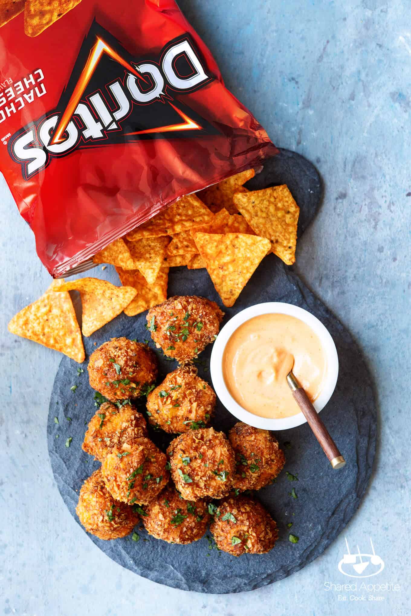 Boules de macaroni au fromage Doritos avec mayo Sriracha | sharedappetite.com