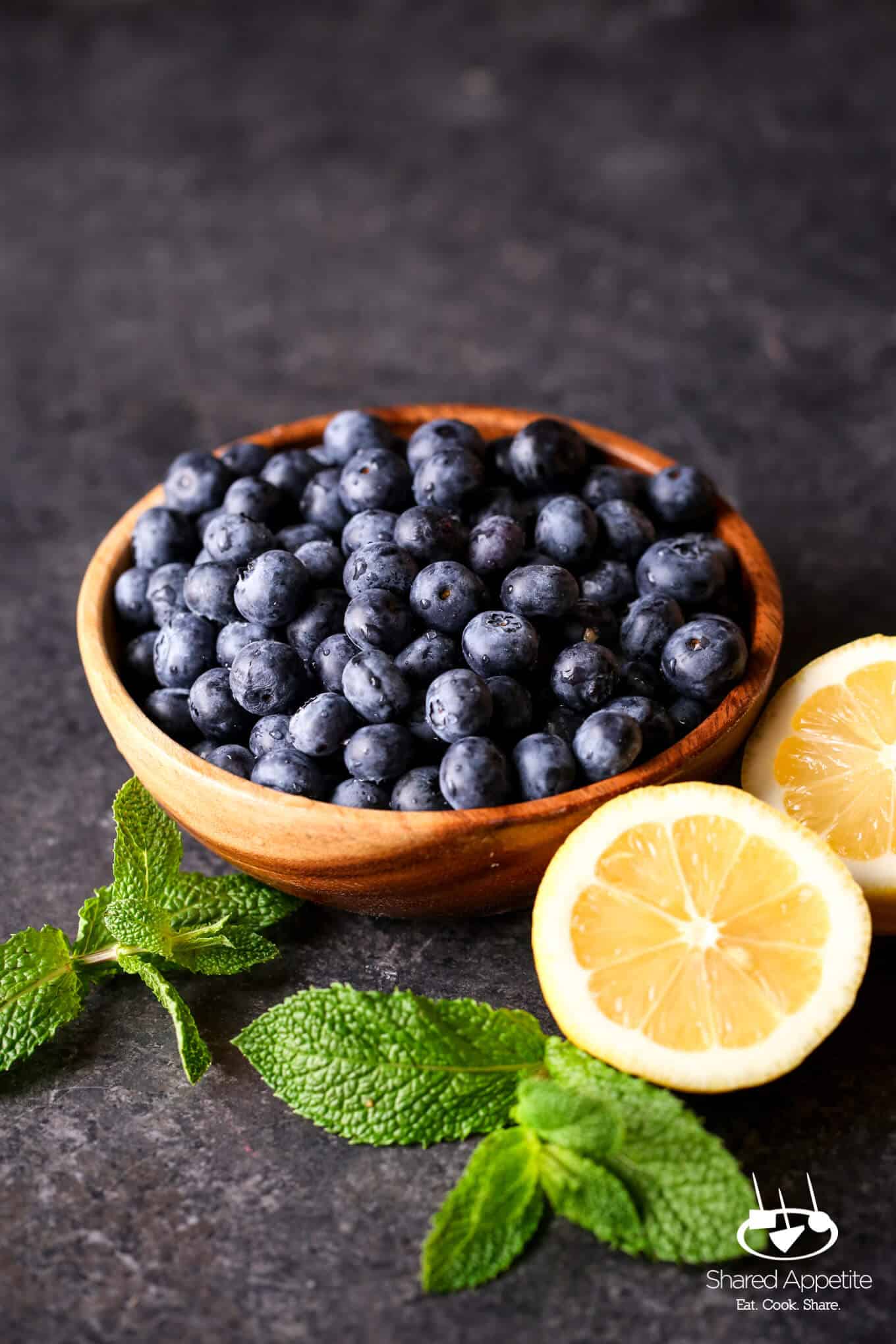 Blueberries, Mint, and Lemon for these Sparkling Blueberry Lemonade Mojitos | sharedappetite.com